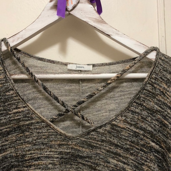 Women’s tans and brown blouse. - Picture 2 of 3